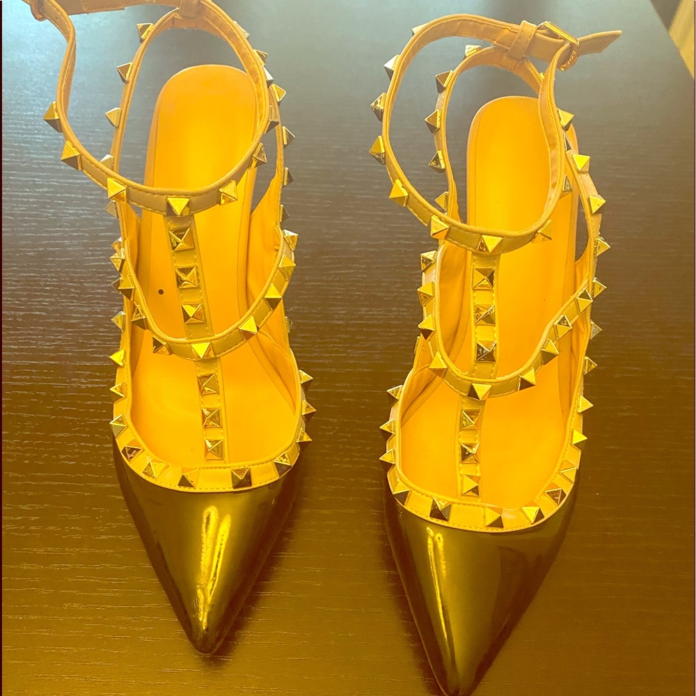 Black stiletto shoes with beige and gold details